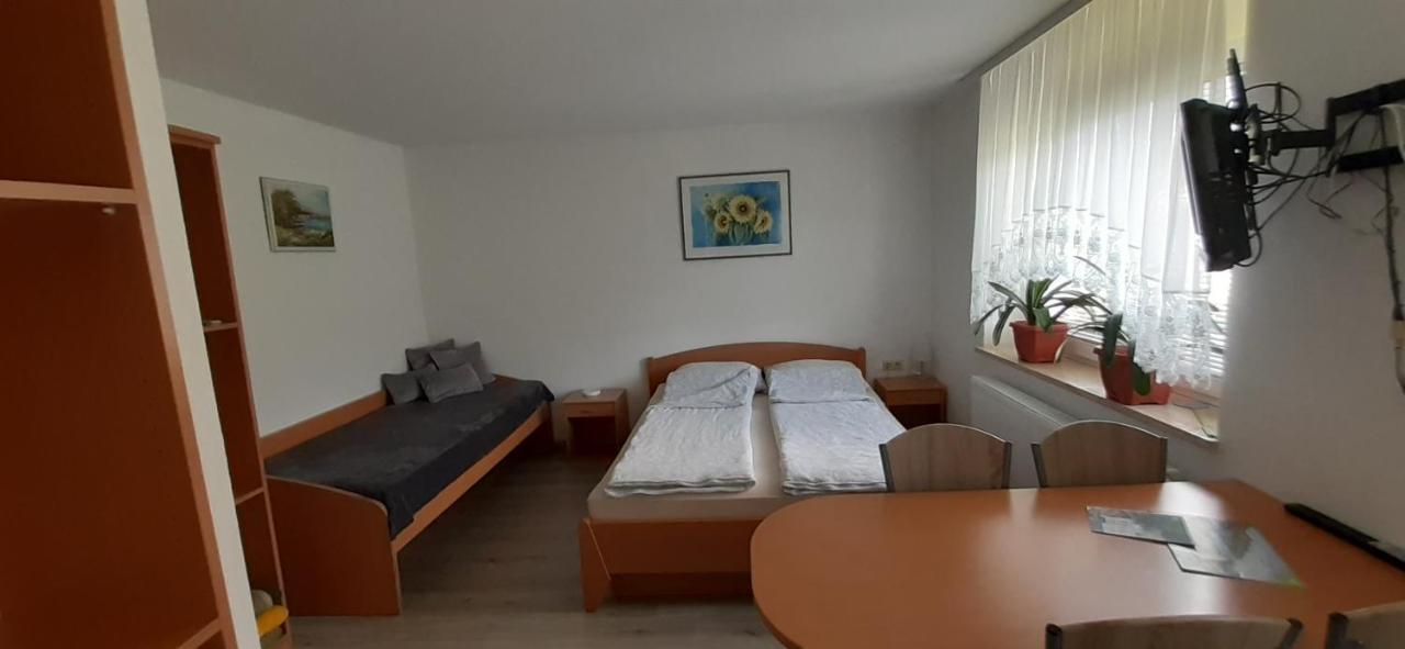 Apartmaji Mojca Pensionat Križe Exteriör bild