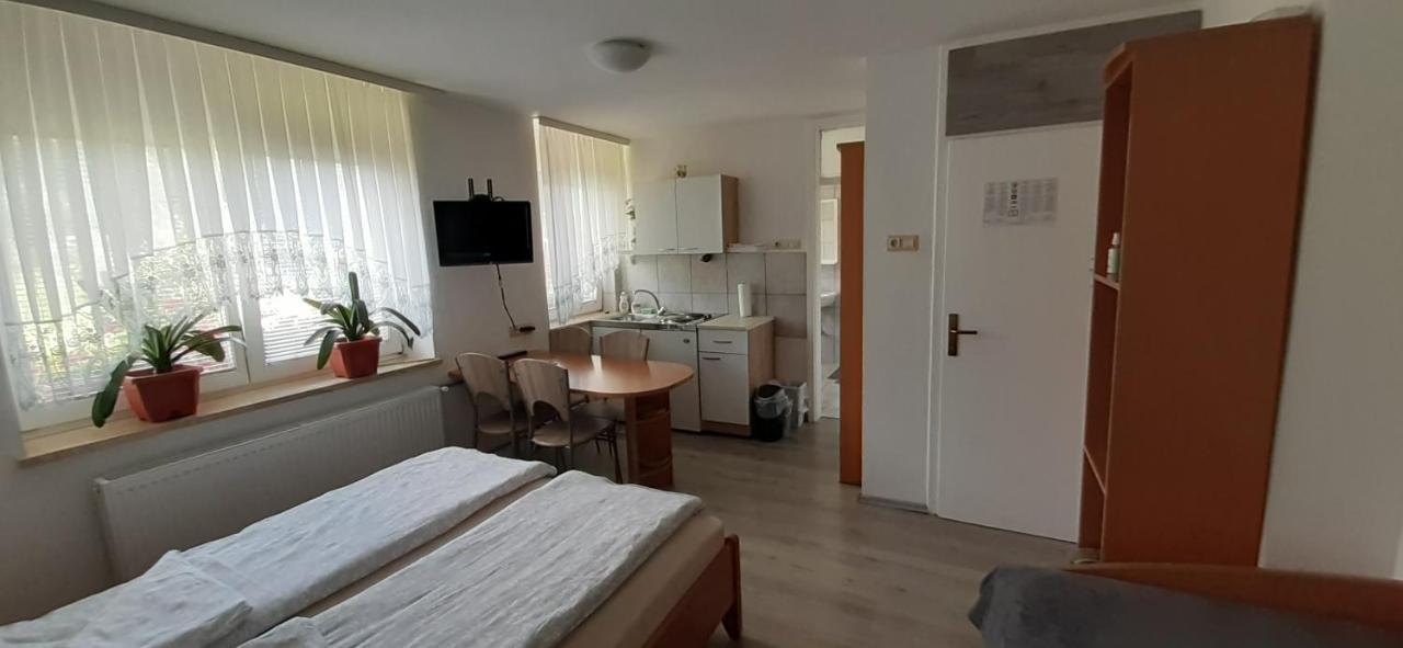 Apartmaji Mojca Pensionat Križe Exteriör bild