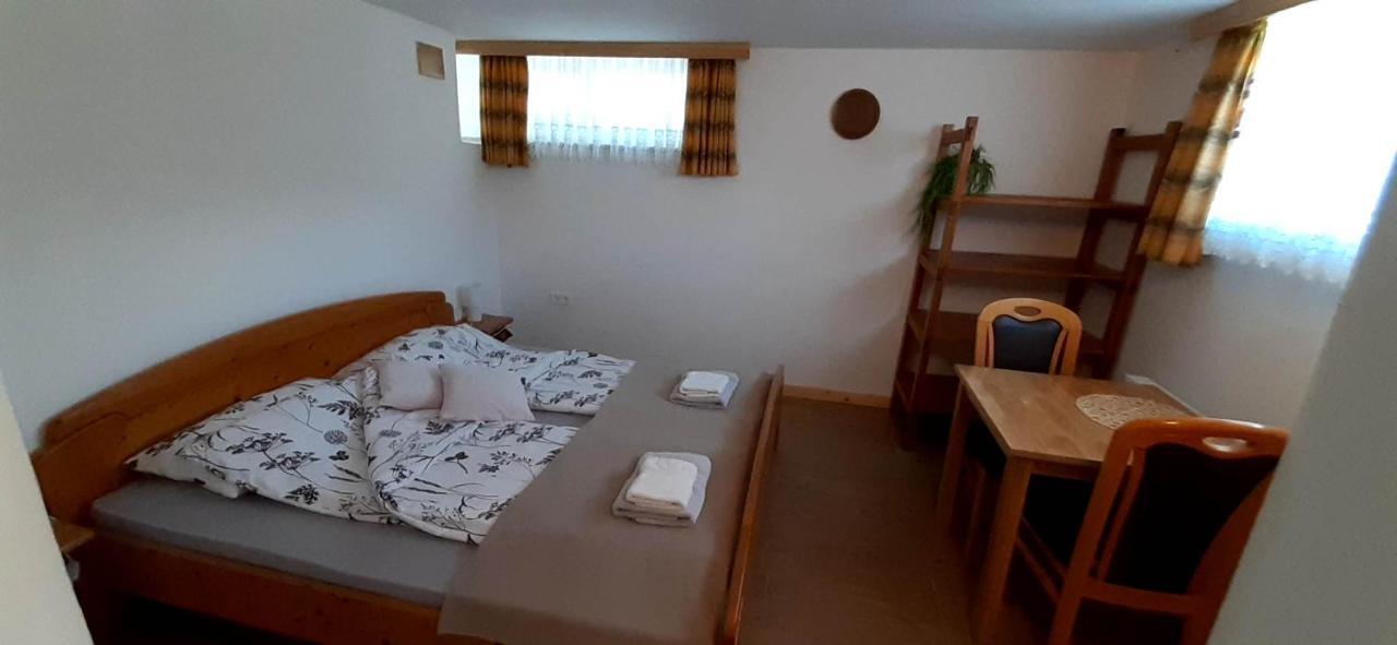 Apartmaji Mojca Pensionat Križe Exteriör bild